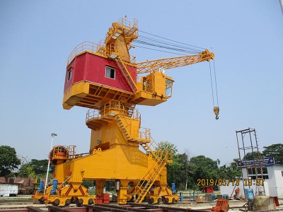 Pedestal Crane