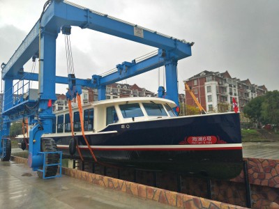 Advantages of mobile boat hoist in boat handling